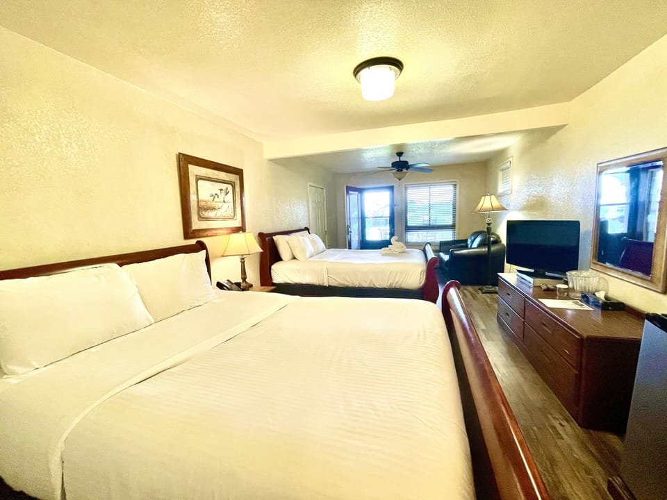 Screen, TV, Bed, Furniture, Lamp