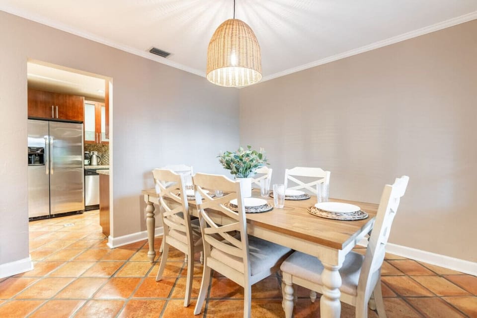 Dining room with seating for 6