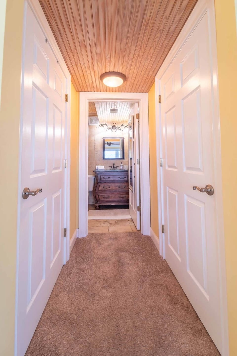 K7 En Suite Bathroom with Walk-in Closet for Storage