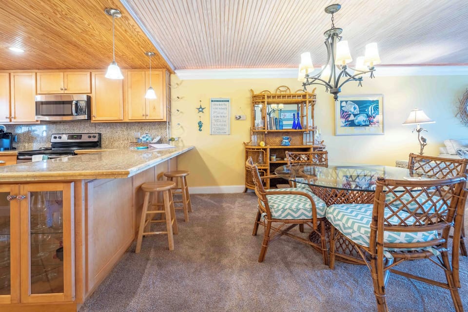 K7 Dining Area with Bar Seats