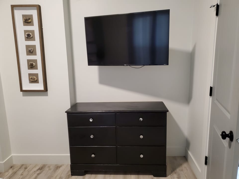 6 drawer dresser and roku TV with Hulu and Youtube YV