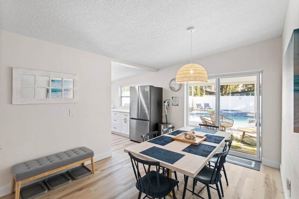 Dining for 6 with a bench and storage for shoes.