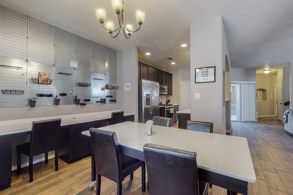 Dining for 6 and built in desk area