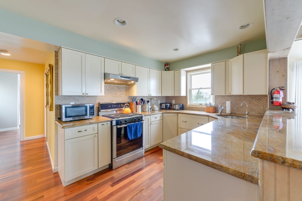 Kitchen | Blender | Drip & Keurig Coffee Makers | Crockpot | Toaster