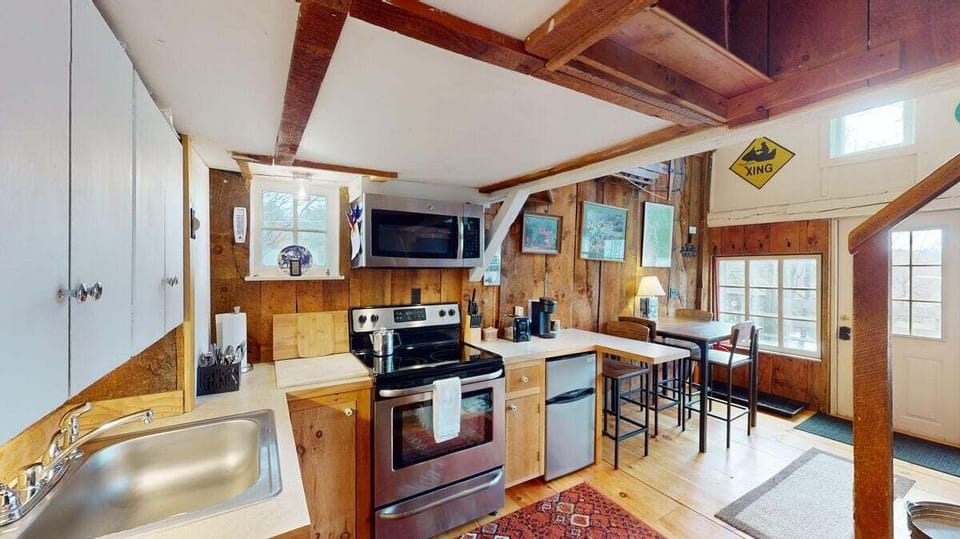 Fully equipped kitchen with a small breakfast bar for quick meals and coffee.