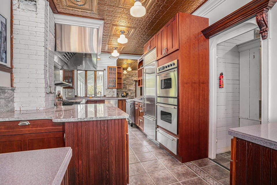 Professional Kitchen with walk in pantry -a second fridge provided 