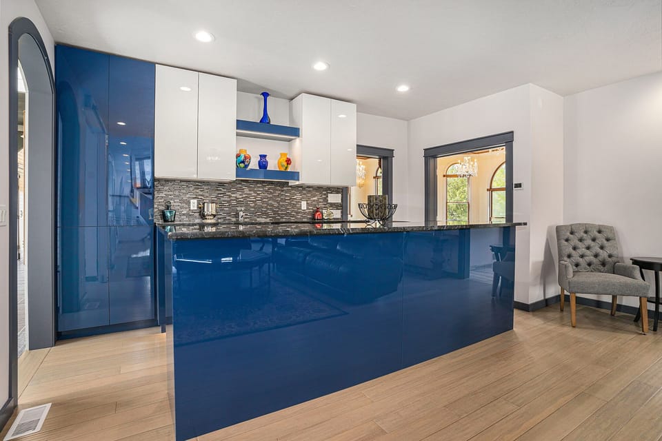 Living Room Kitchenette  with 5 barstools at the bar