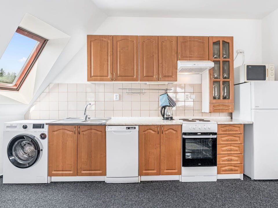Major Appliance, Kitchen Appliance, Kitchen, Flooring, Home Appliance, Floor, Washing Machine, Cabinetry, Room, Kitchen Stove