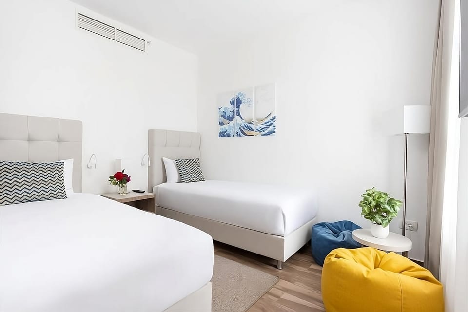 Unit with 2 Twin size beds. Exact unit will be assigned upon arrival. Views, colors and decor may vary.
