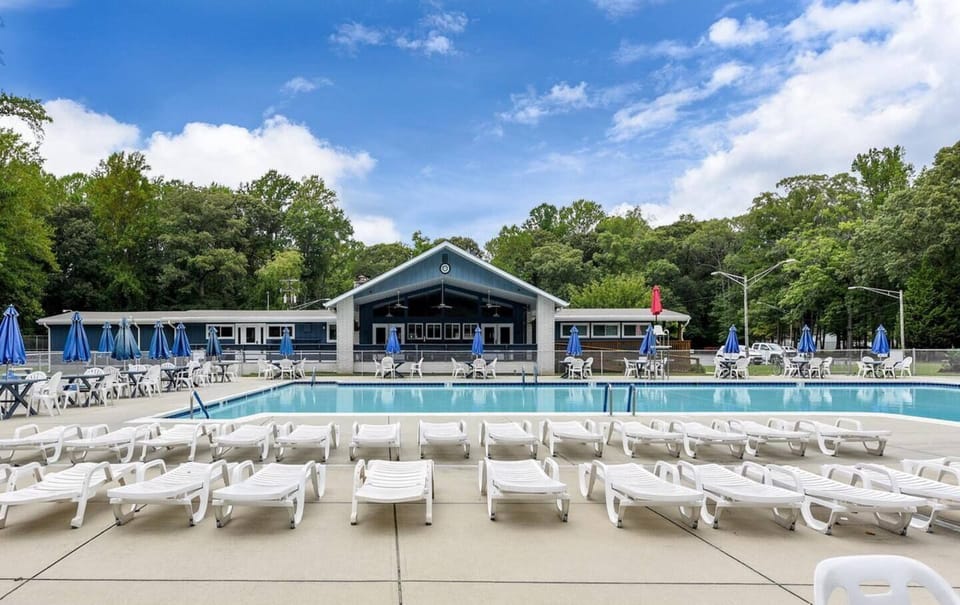Huge Pool! (and kiddie pool)