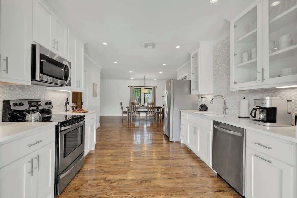 Full kitchen.