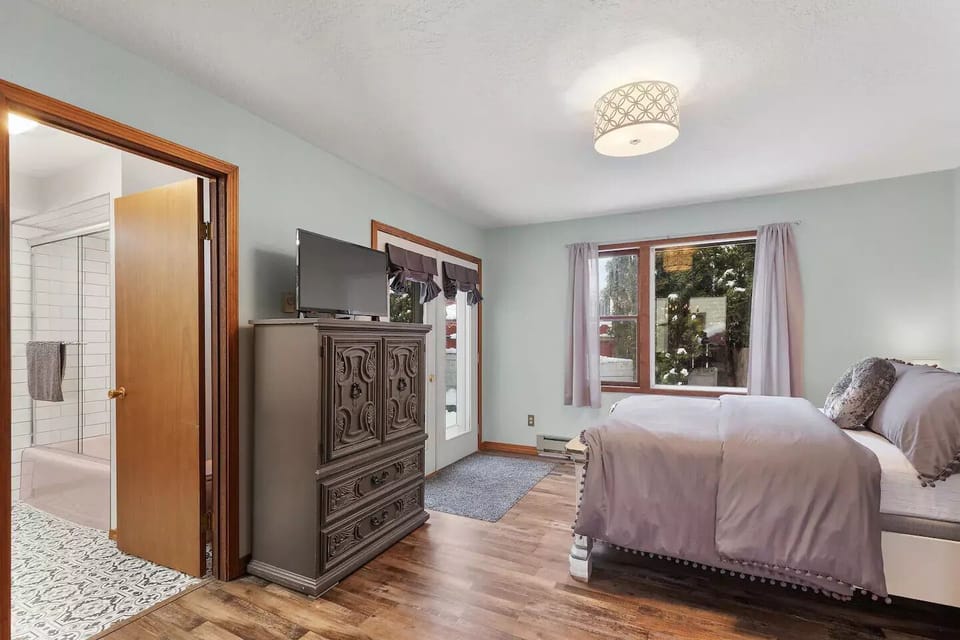 Queen bed, ensuite bath, Smart TV, ground floor w/private entrance from yard. 