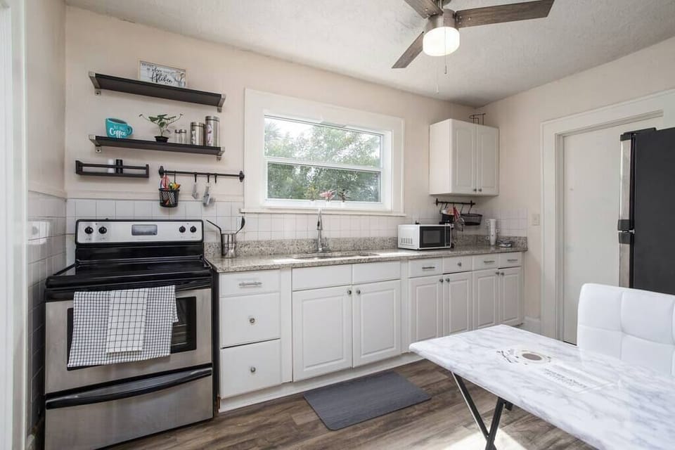 A full kitchen equipped with all the necessities to cook a great meal.