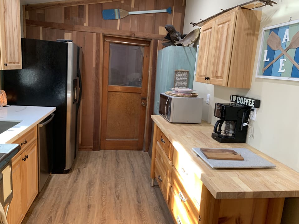 The electric range looks vintage, but it’s modern and just looks cute.