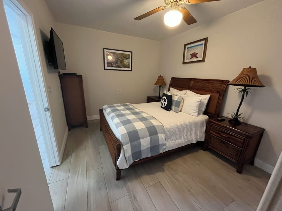 Bedroom 2, queen bed w/private bath.