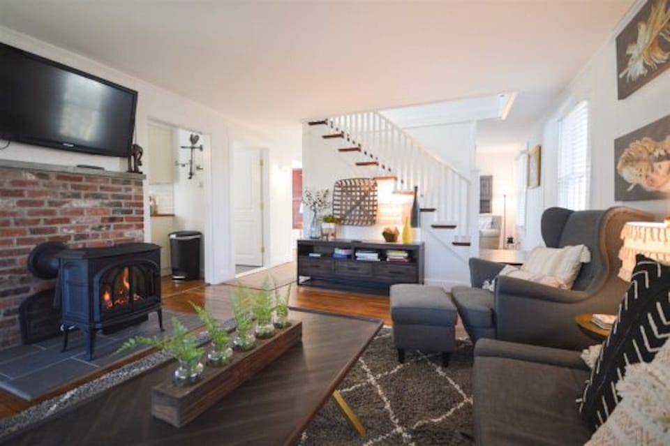 Cozy living room with gas stove, board games, 42 inch cable TV with Apple Box