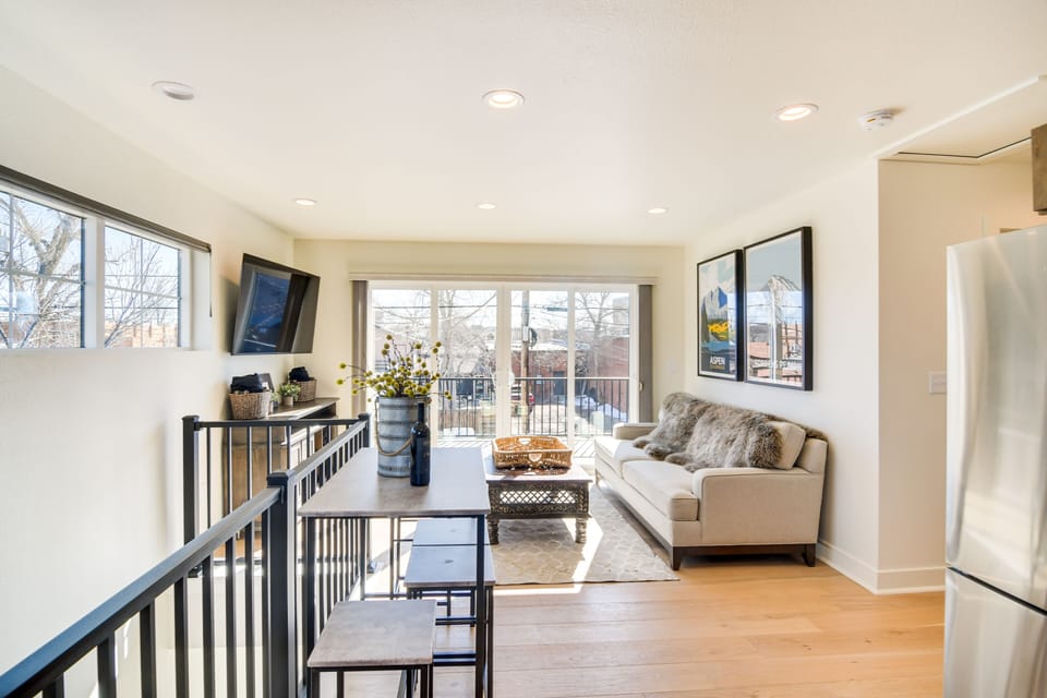 Living Room | Free WiFi | Central A/C | Smart TV