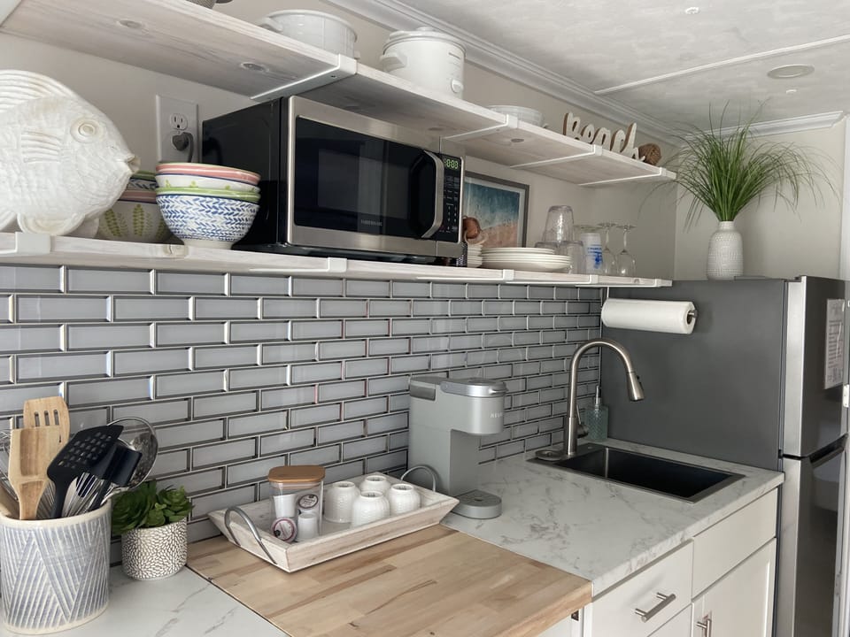 Kitchenette perfect for breakfast, coffee or small bites!