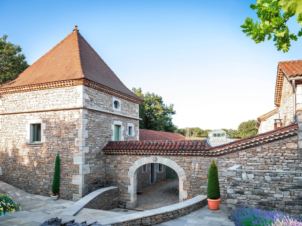 Private park of 100 hectares - Heated indoor swimming pool - Terraces with garden furniture - Barbecue - Table football and table tennis - Private car park.