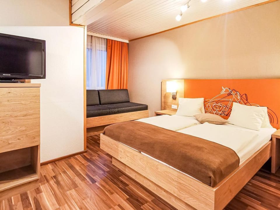 Dreibettzimmer mit Balkon - Hotel Kuchlerwirt Bed and Breakfast in Villach