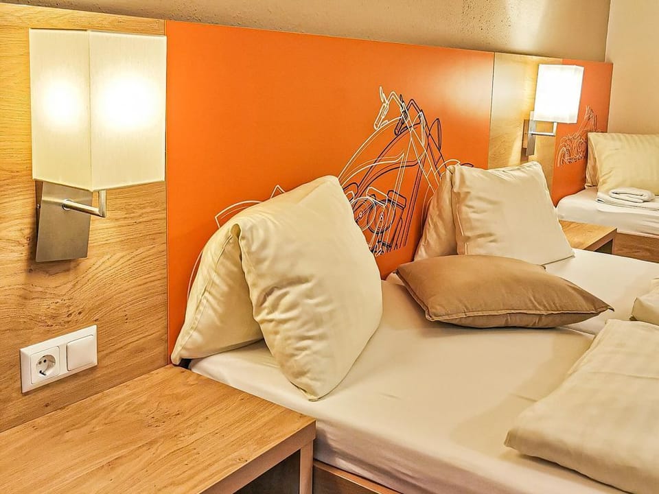 Dreibettzimmer mit Balkon - Hotel Kuchlerwirt Bed and Breakfast in Villach