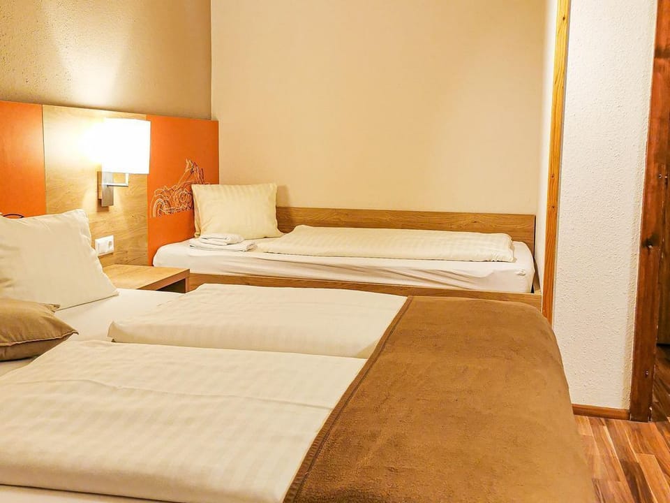 Dreibettzimmer Standard - Hotel Kuchlerwirt Bed and Breakfast in Villach