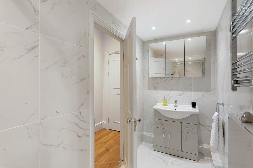 Bathroom - Towels, Hairdryer