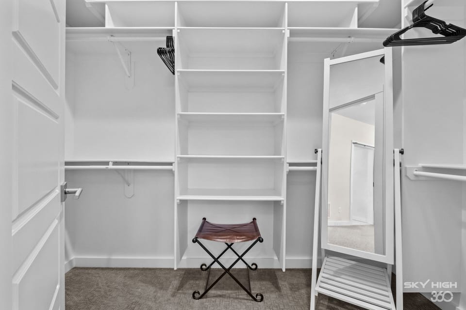 Master bedroom wall-in closet 