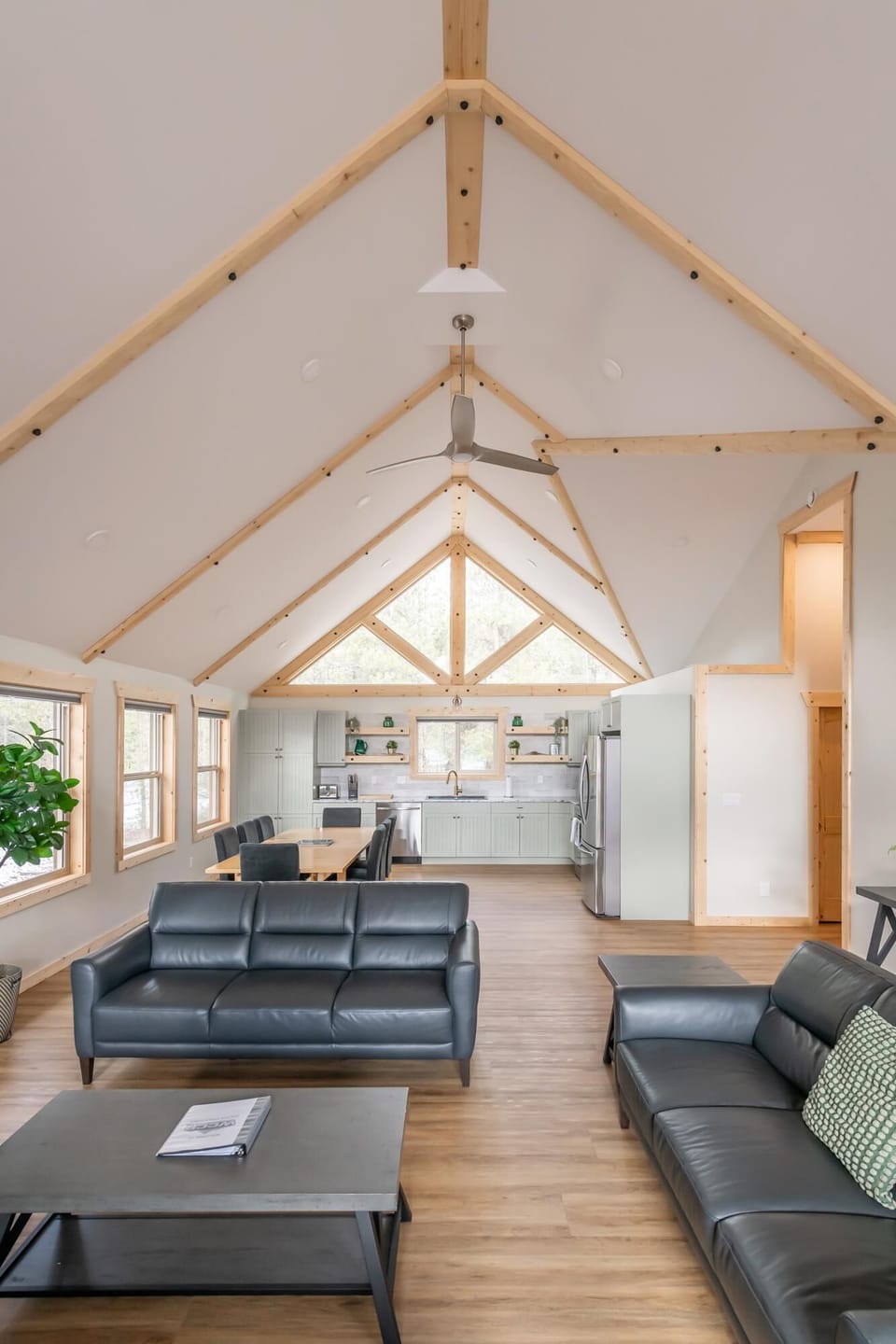 Golden Eagle Cabin Rental (1566)
