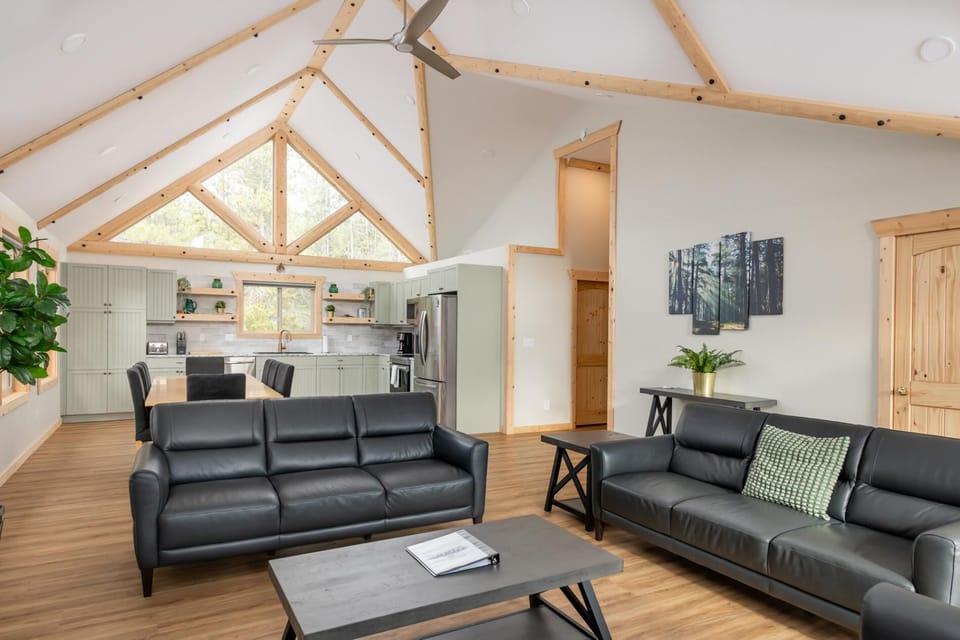 Golden Eagle Cabin Rental (1555)