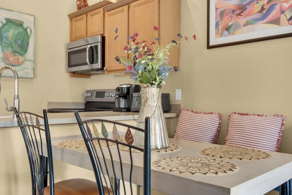 Seating for four at the dining table
