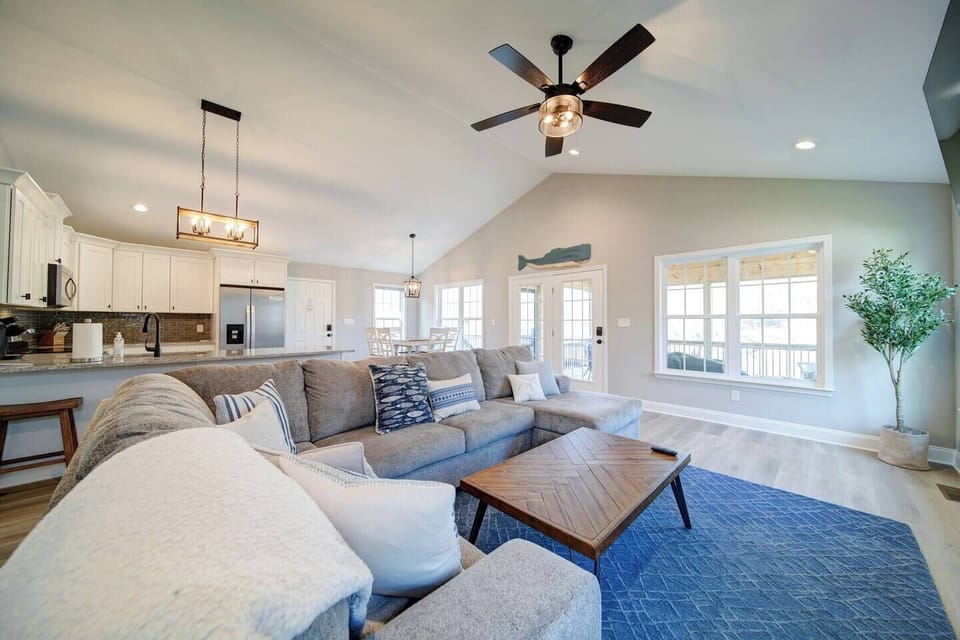 Open floor plan living/dining/kitchen