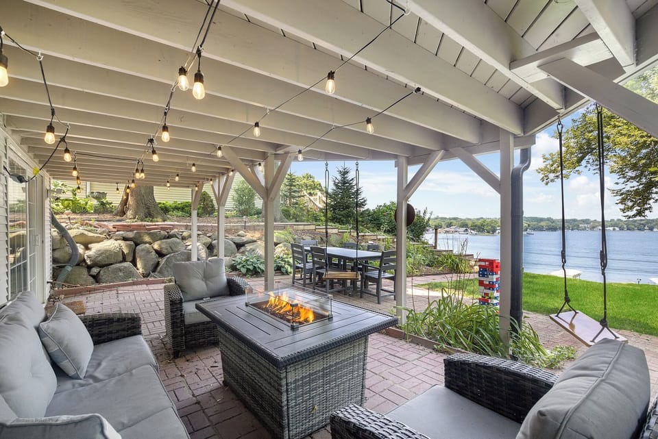 Backyard patio with firepit table, dining table, giant Jenga, and SUNSET VIEWS!