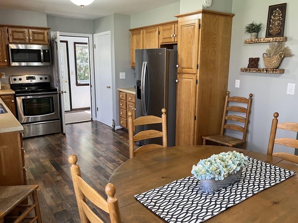 Eat-in kitchen