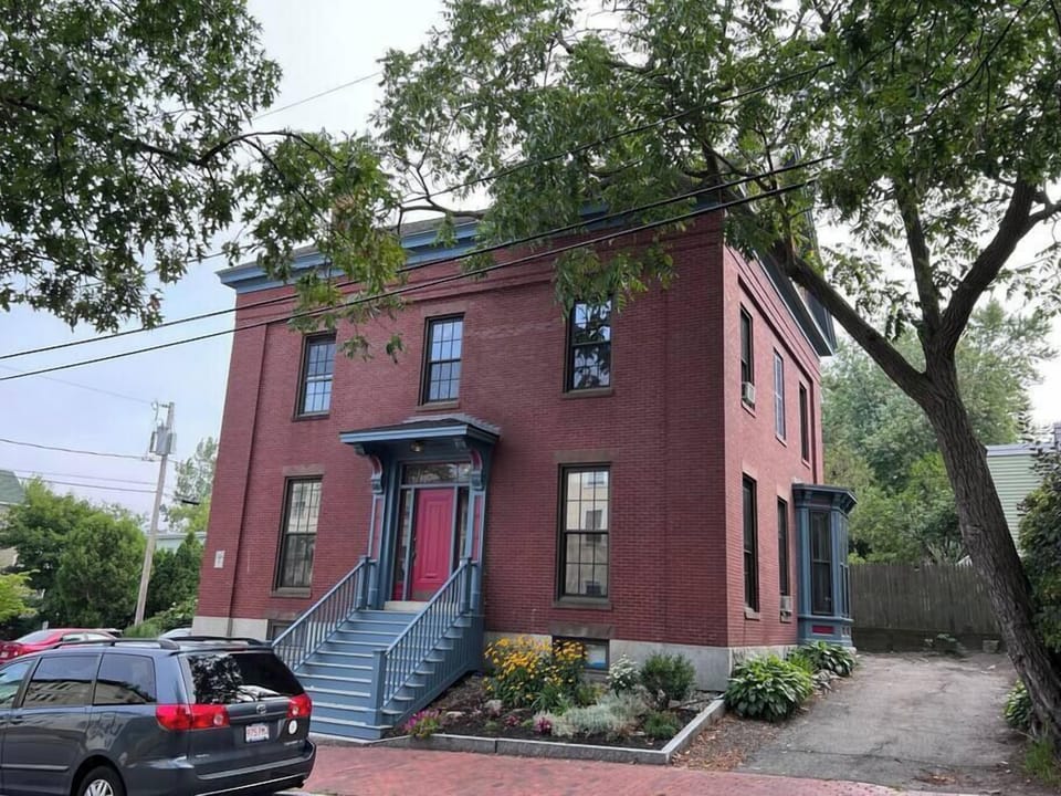 This unit is located on the 2nd floor in the historic sea captain Ingraham House, c.1849