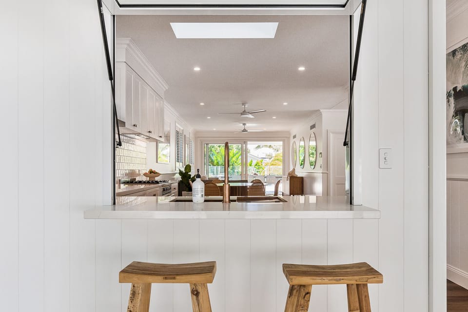 Servery from indoor/outdoor dining table to kitchen