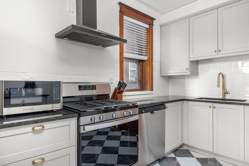 The kitchen provides every thing you could need to make a delicious meal.