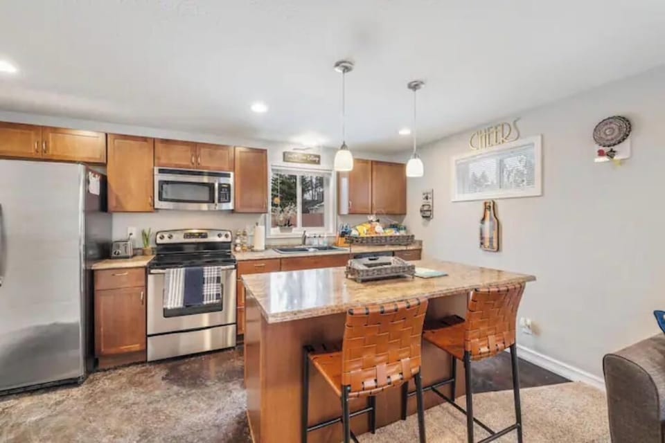 Comfortably sized kitchen that's fully stocked with everything you need 