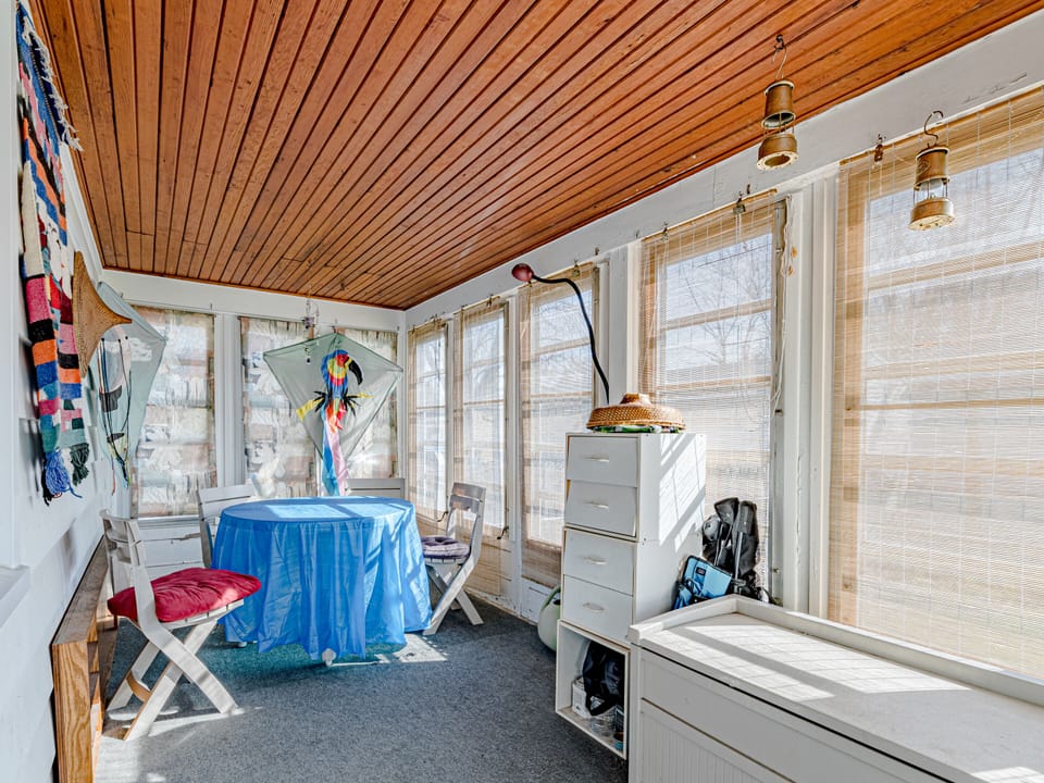 Enclosed porch with table for 4. Sit in the morning sun. 
