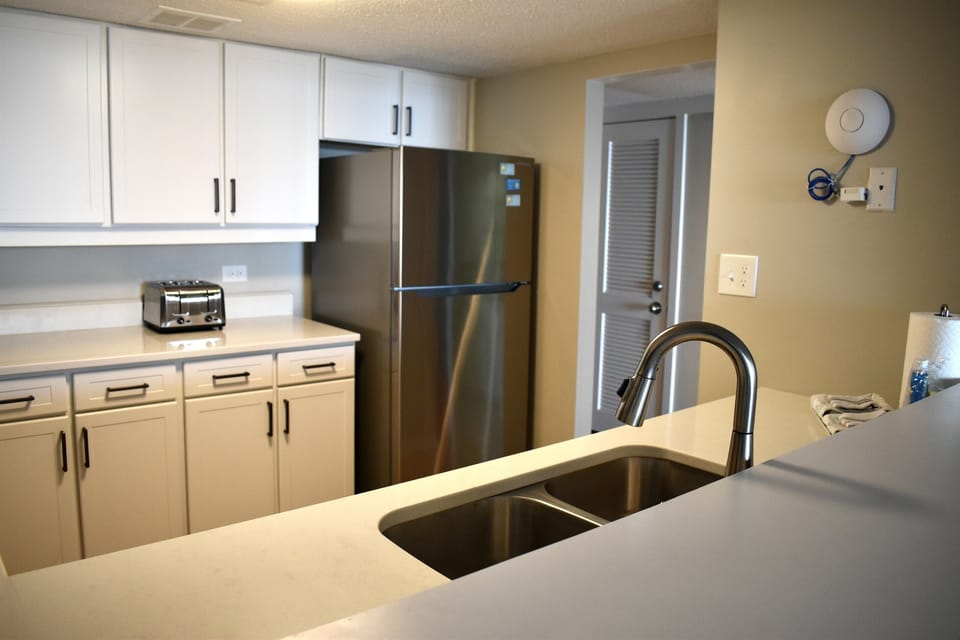 Beautiful New Kitchen- fully stocked!