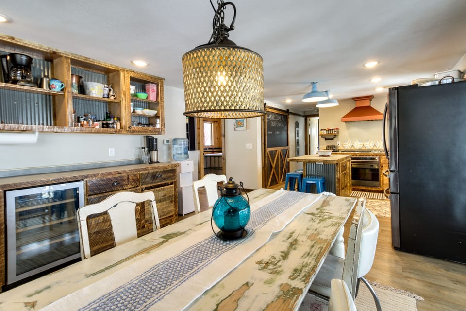 Dining Room | Dishware/Flatware Provided