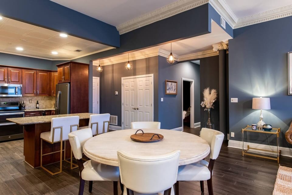 Gather around for a delicious meal in this spacious dining area and breakfast bar, seamlessly integrated into the stylish and functional kitchen