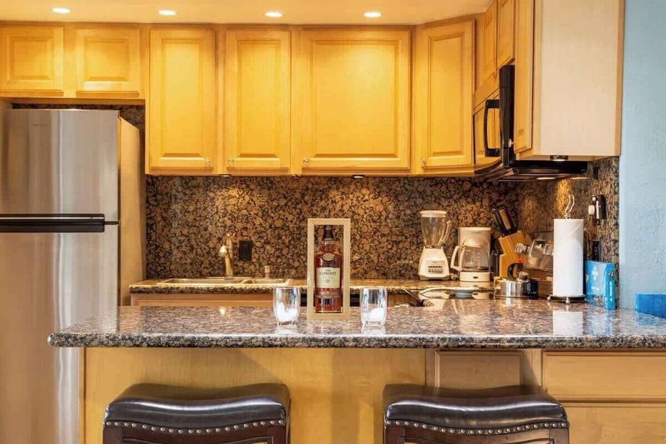 Breakfast bar/island for two.