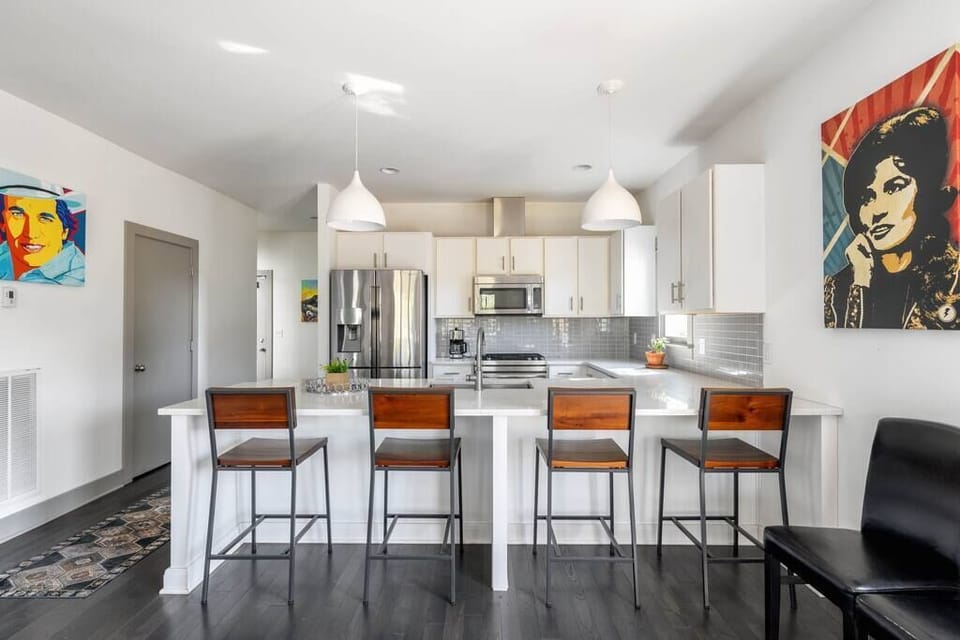 Kitchen Island w/ Extra Seating!