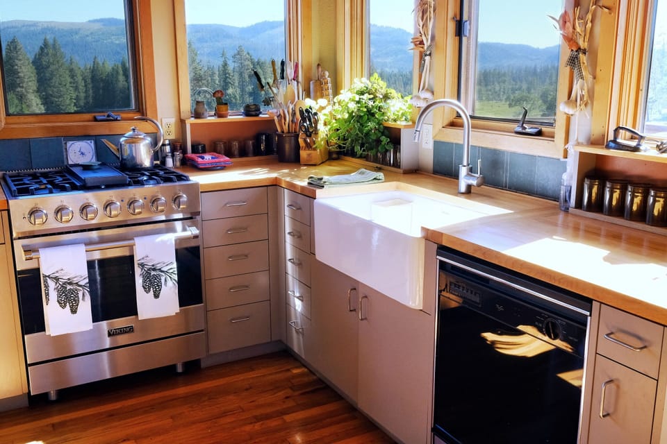 chef's kitchen with modern amenities (dishwasher, VIking range, farmhouse sink)
