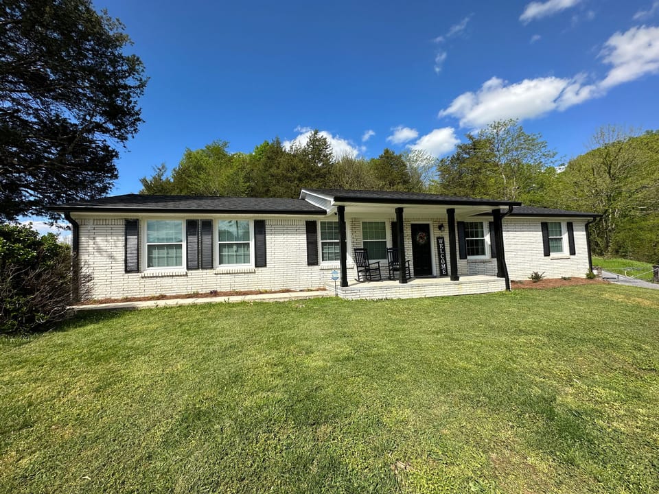 3 bedroom, 2 bath house, sleeps 8