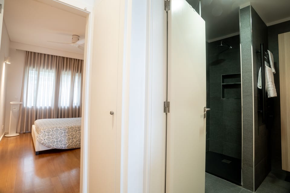 Casa de banho muito próxima do quarto