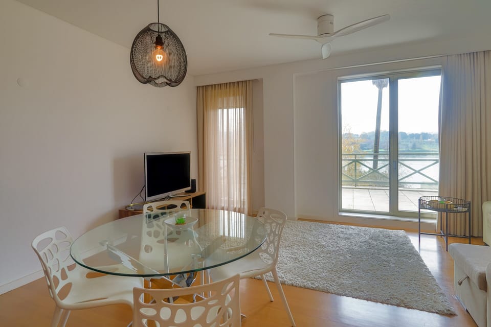 Ampla sala de estar com varanda com vistas para o Rio Douro