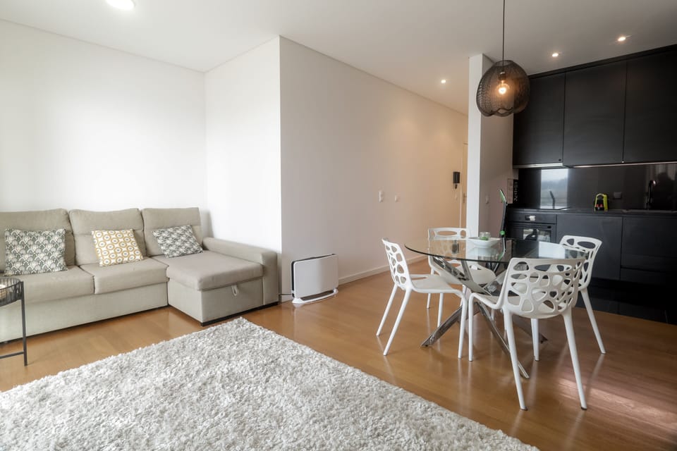 Sala de estar com sofá-cama e ventoinha de teto