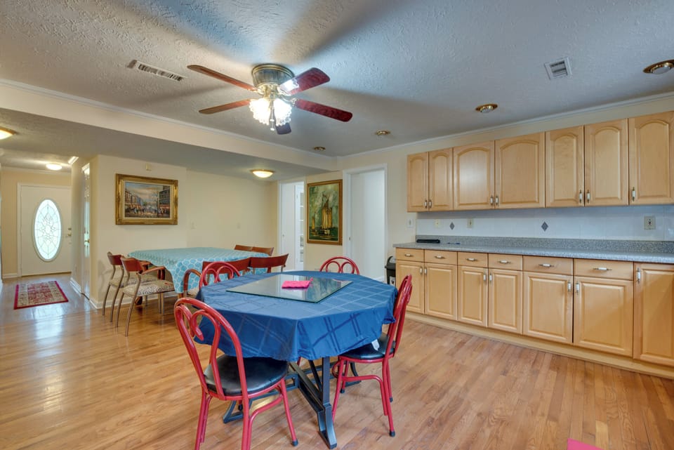 Dining Area | Dishware & Flatware Provided